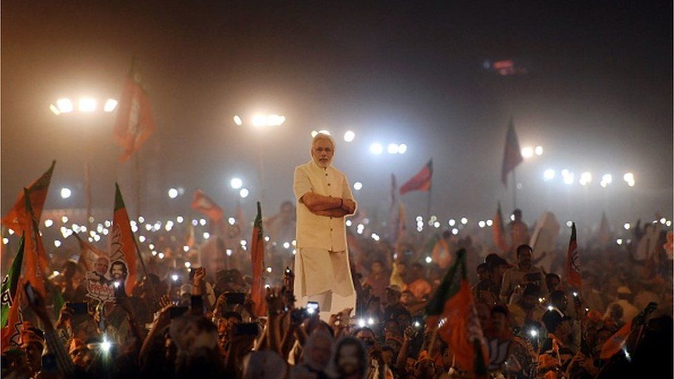 Сторонник из Индии слушает выступление премьер-министра Индии Нарендры Моди (на фото нет) во время митинга в преддверии этапа VI всеобщих выборов в Индии, Нью-Дели, 8 мая 2019 г.