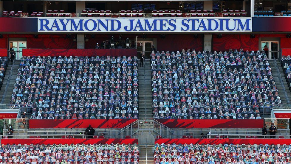 Вырезы из картона вентилятора видны на сиденьях перед Super Bowl LV между Tampa Bay Buccaneers и Kansas City Chiefs на стадионе Raymond James 7 февраля 2021 г.