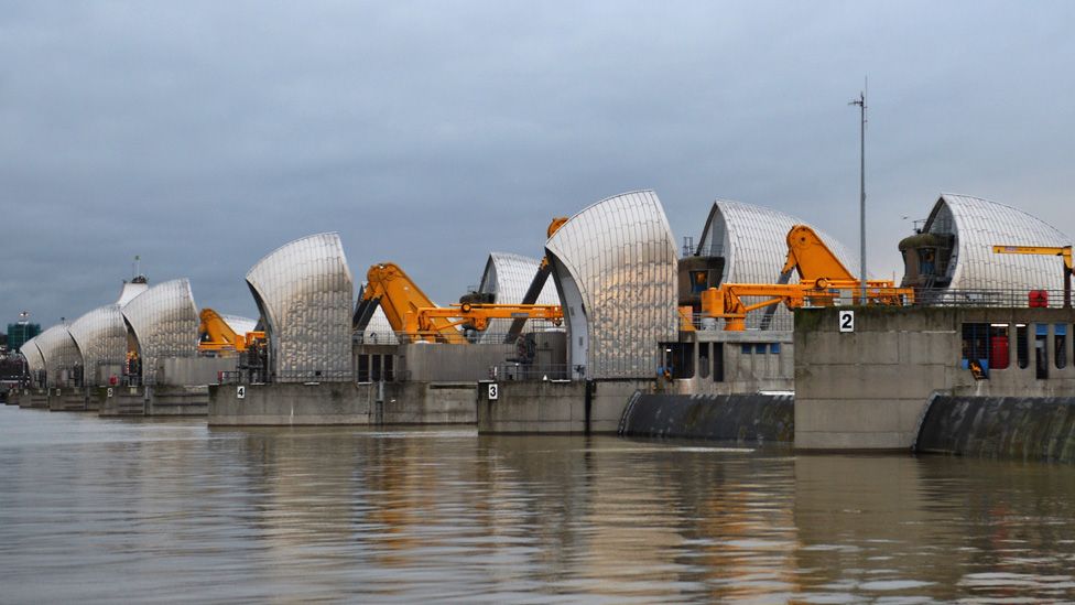 £1.8bn earmarked for Thames Estuary flood defences - BBC News