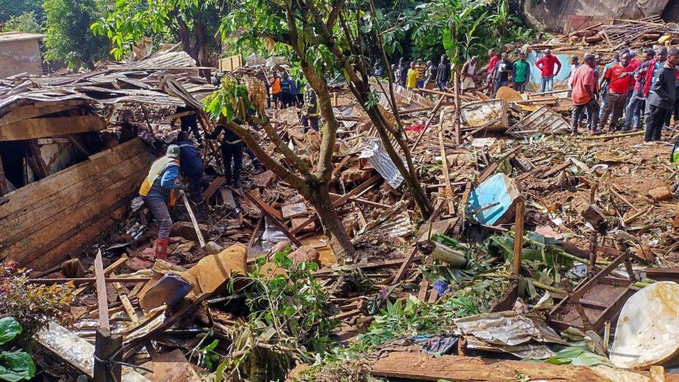 Спасатели ищут тела и выживших после обрушения дамбы, вызвавшего наводнение, разрушение домов и гибель десятков людей в Мбанколо, Яунде, Камерун, 9 октября 2023 г.