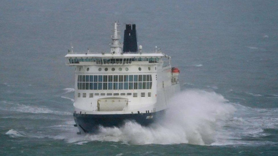 Një traget DFDS largohet nga Porti i Doverit në Kent