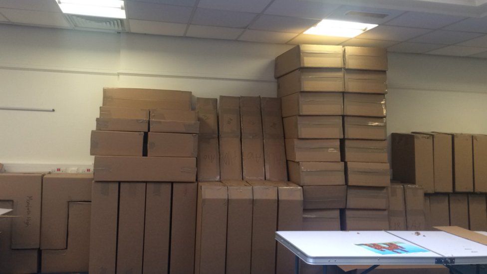 Dundee's Royal Arch remade in cardboard BBC News