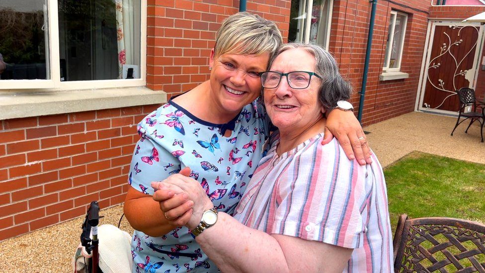 care-homes-project-telling-the-yarns-decades-in-the-making-bbc-news