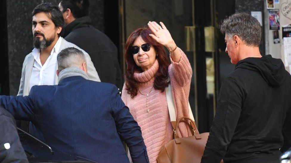 Вице-президент Аргентины Кристина Фернандес де Киршнер приветствует своих сторонников, покидая свою резиденцию в сопровождении агентов службы безопасности в Буэне. Ос-Айрес, Аргентина, 2 сентября 2022 г.