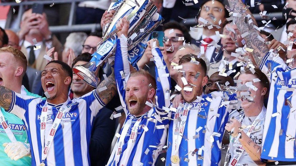 Sheffield Wednesday players lift trophy