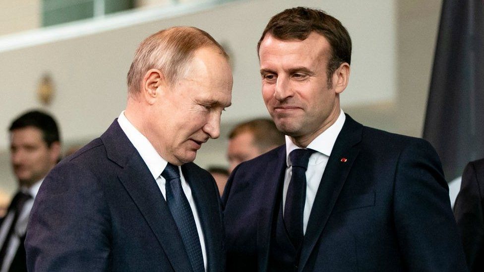 Vladimir Putin (left) and Emmanuel Macron (right)