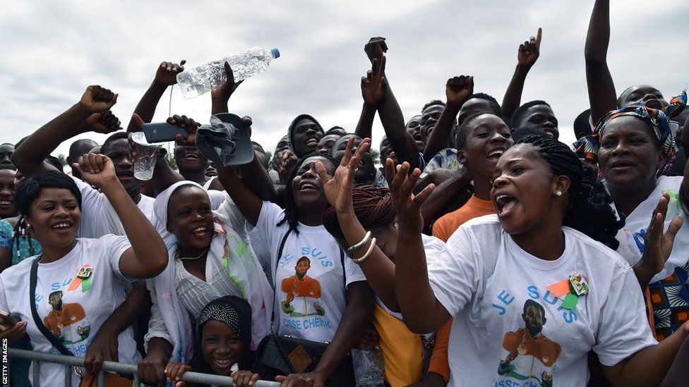 Fans wait for the arrival of Ivory Coast's gold medallist Cheick Cisse at Abidjan Airport