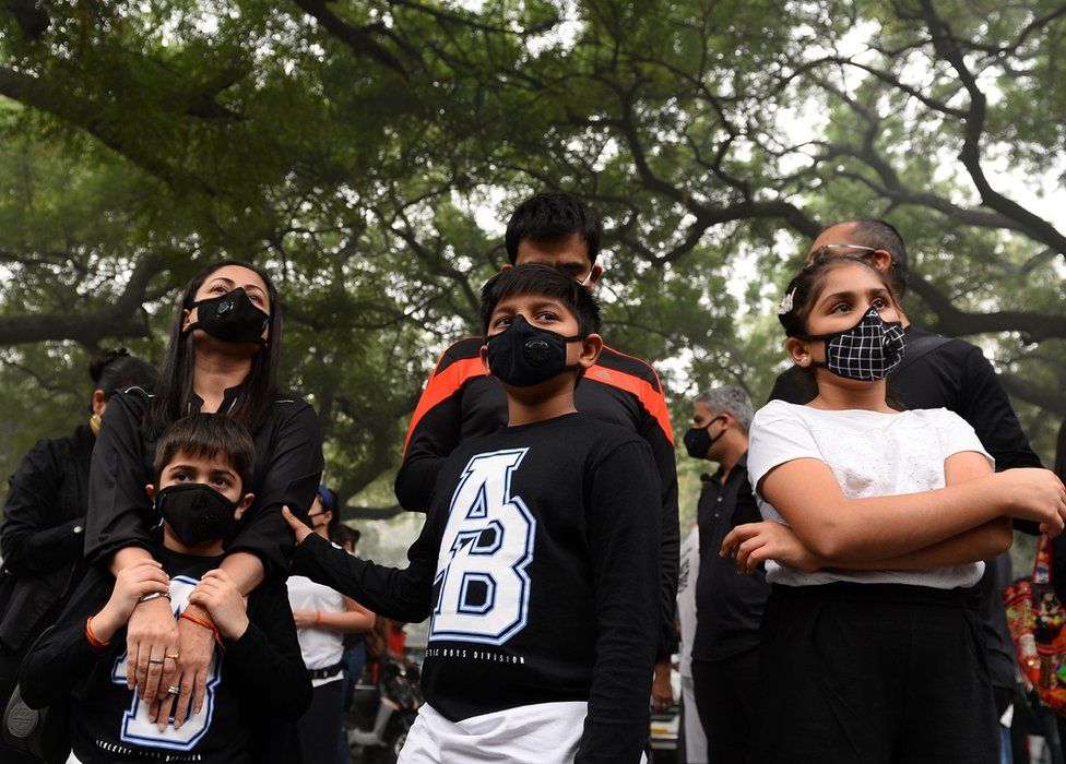 Indian protesters wearing protective masks take part in a rally urging immediate action to curb air pollution in New Delhi on November 6, 2016