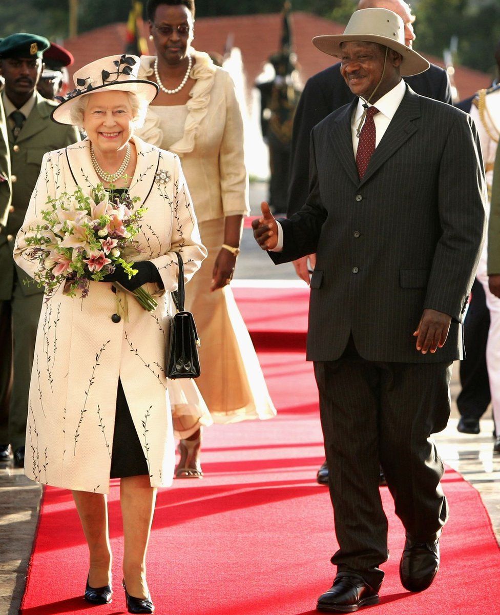 Son Altesse Royale la reine Elizabeth II sourit en marchant sur le tapis rouge avec le président ougandais Yoweri Museveni, devant le prince Philip, le duc d'Édimbourg et Janet Museveni à State House le 21 novembre 2007 à Entebbe, en Ouganda.