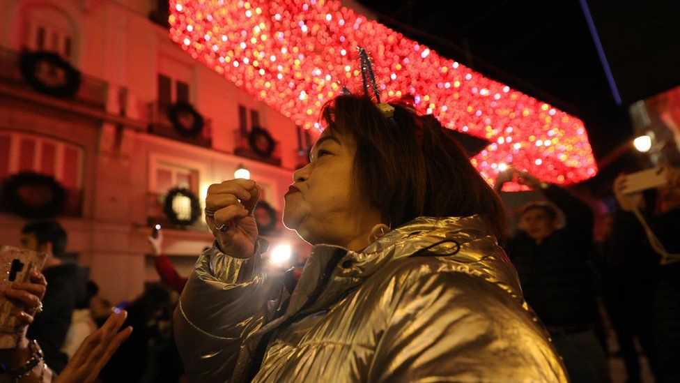 Женщина после новогодних курантов 2022 года на площади Пуэрта-дель-Соль, 1 января 2023 года, Мадрид, Испания.