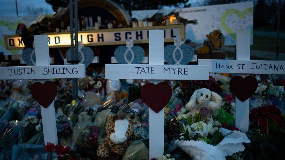 Мемориал четырем жертвам, сфотографированным возле средней школы Оксфорда в декабре 2021 года.