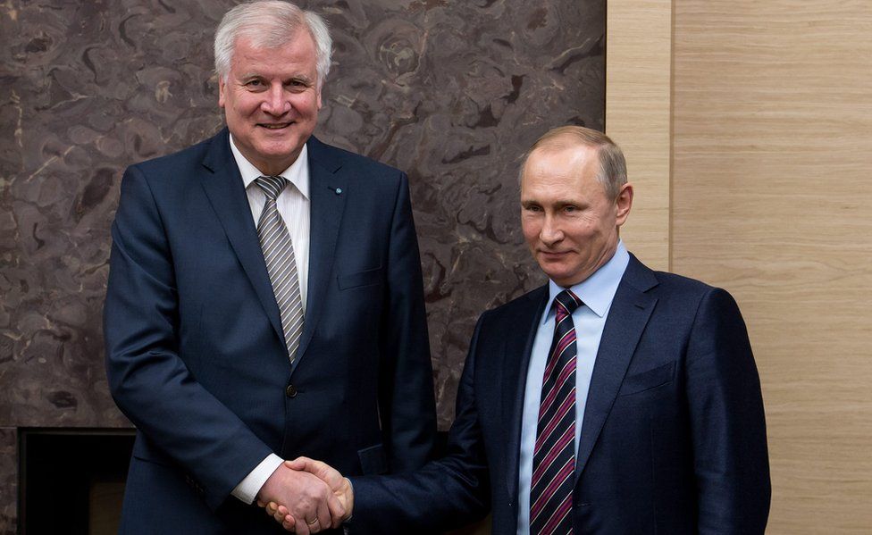Russian President Vladimir Putin (r) receives Bavarian State Premier Horst Seehofer (L) at his Nowo-Ogariowo residence near Moscow, Russia (3 Feb)