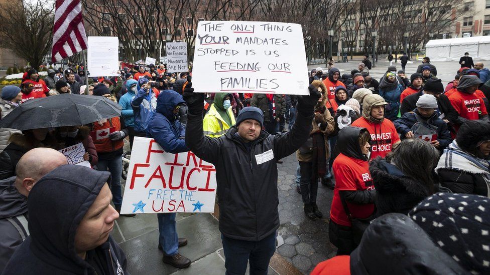Люди собираются на акцию протеста против обязательной вакцинации против COVID-19 в бруклинском районе Нью-Йорка, штат Нью-Йорк, США, 7 февраля 2022 г.