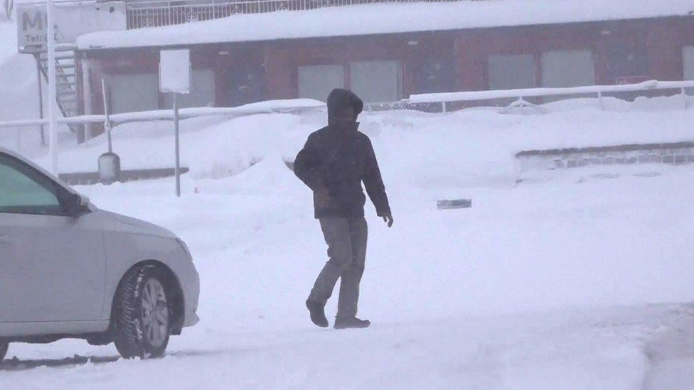 Person in the Troms area heading to buy provisions before the storm hits