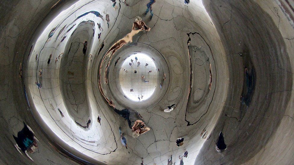 Reflection in Anish Kapoor's sculpture Cloud Gat
