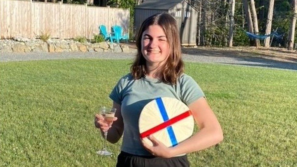 Cheese rolling winner from Canada returns home - BBC News