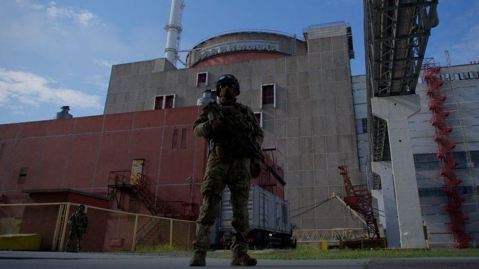 Un militar ruso hace guardia en la central nuclear de Zaporizhzhia en Energodar el 1 de mayo de 2022 (la foto fue tomada durante un viaje de prensa organizado por el ejército ruso)
