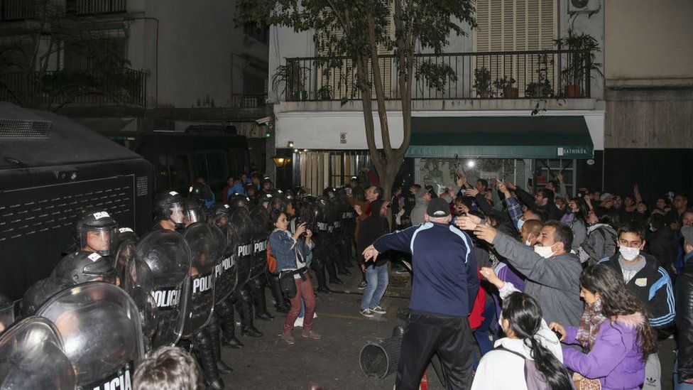 Демонстранты и полиция возле дома вице-президента Аргентины Кристины Фернандес де Киршнер в Буэнос-Айресе в субботу
