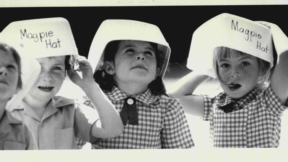 Дети в школе Ньюкасла на фото в сороковых шляпах, 1984 год