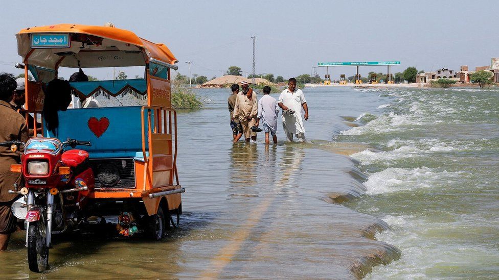Затопленная дорога с застрявшими пассажирами в Пакистане