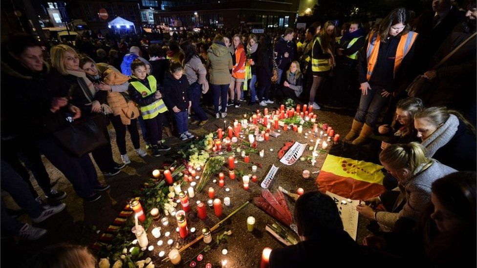 People gathered to pay tribute to the victims of the Brussels attacks on Wednesday night