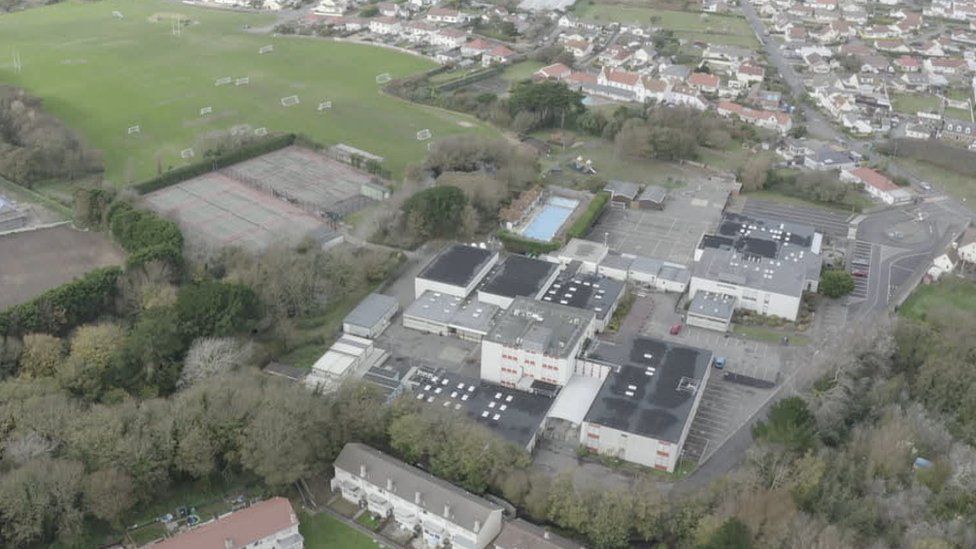 Вид с воздуха на школы La Mare de Carteret