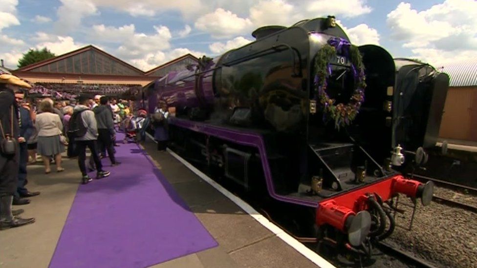 Platinum Jubilee Severn Valley Railway unveils Elizabeth II train