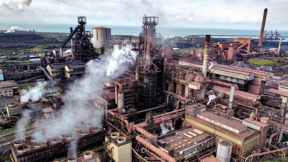 Общий вид сталелитейного завода Tata Steel в Порт-Талботе на юге Уэльса, где рабочие сталкиваются с огромными потерями рабочих мест после ожидаемого объявления правительства о сделке по декарбонизации операций компании в Великобритании.