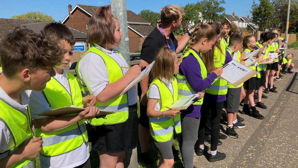 Horsford Primary School pupils logging traffic