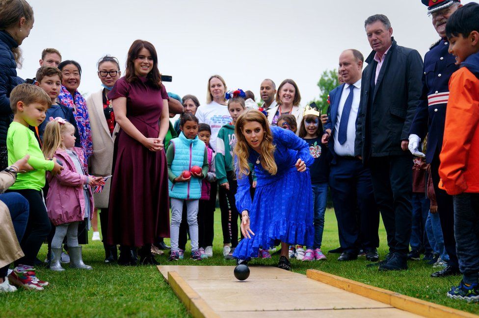 Princess Beatrice (centre) and Princess Eugenie (left) play on the bowling alley during the Big Jubilee Lunch organised by Westminster Council