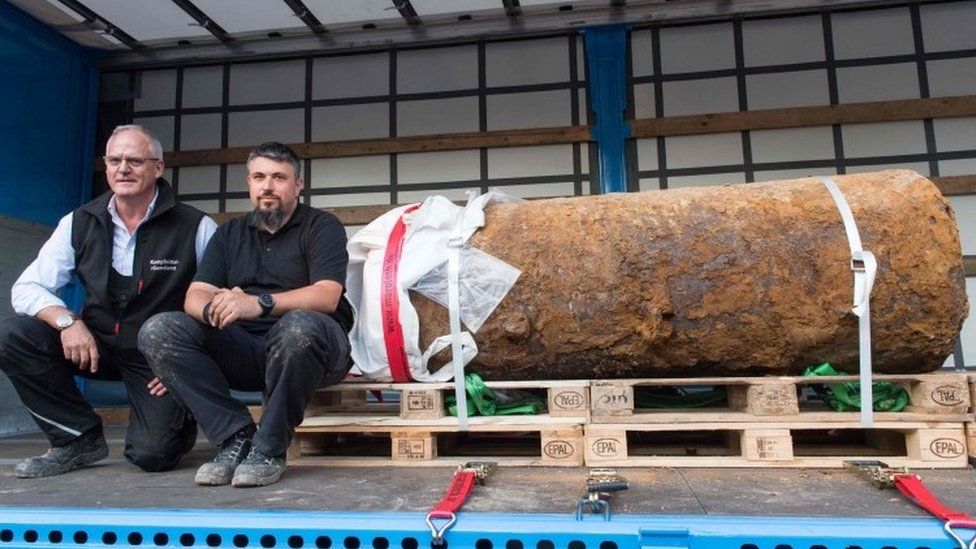 Bomb disposal experts with the huge bomb (03 September 2017)