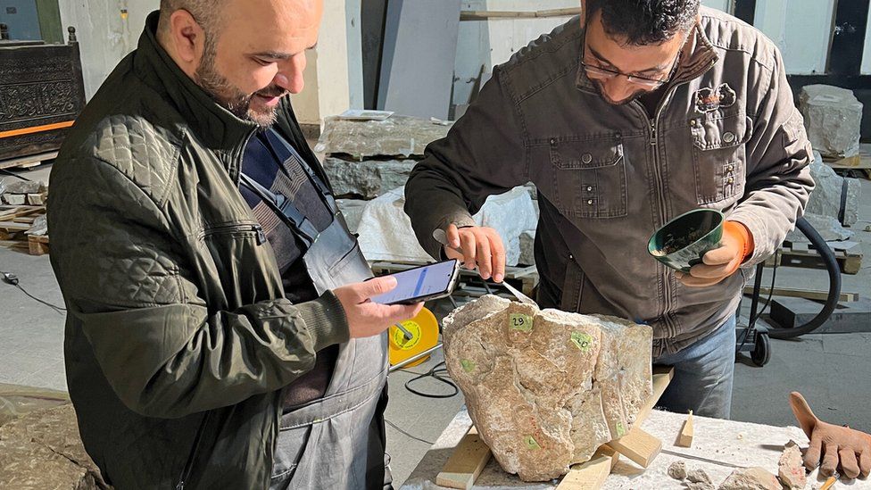 Experts examine artefacts