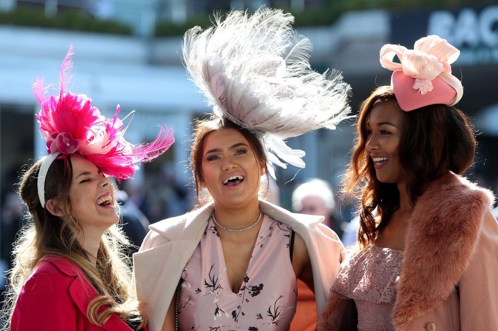 Ladies' Day at Cheltenham Festival raises fashion stakes - BBC News