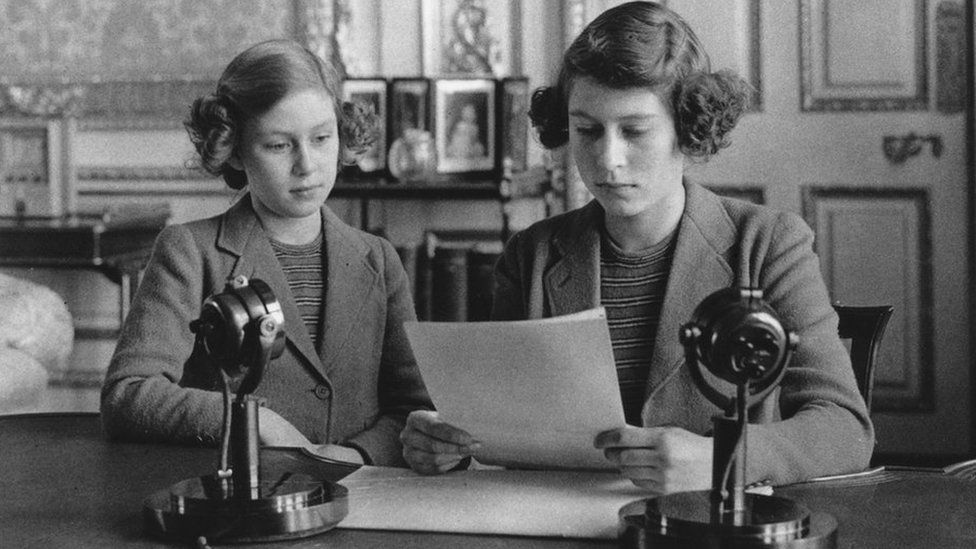 Принцесса Маргарет и принцесса Елизавета ведут радиопередачу в 1940 году