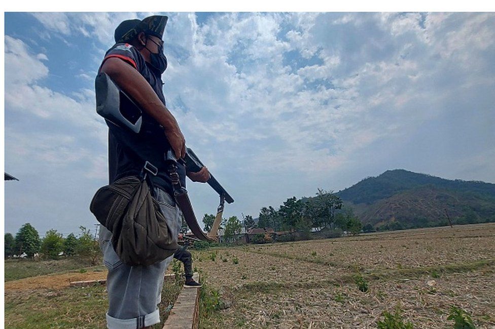 Вооруженные жители деревни стоят на страже в деревне Долаитхаби примерно в 27 км от Импхала 30 мая 2023 года во время продолжающихся межэтнических столкновений в северо-восточном индийском штате Манипур.