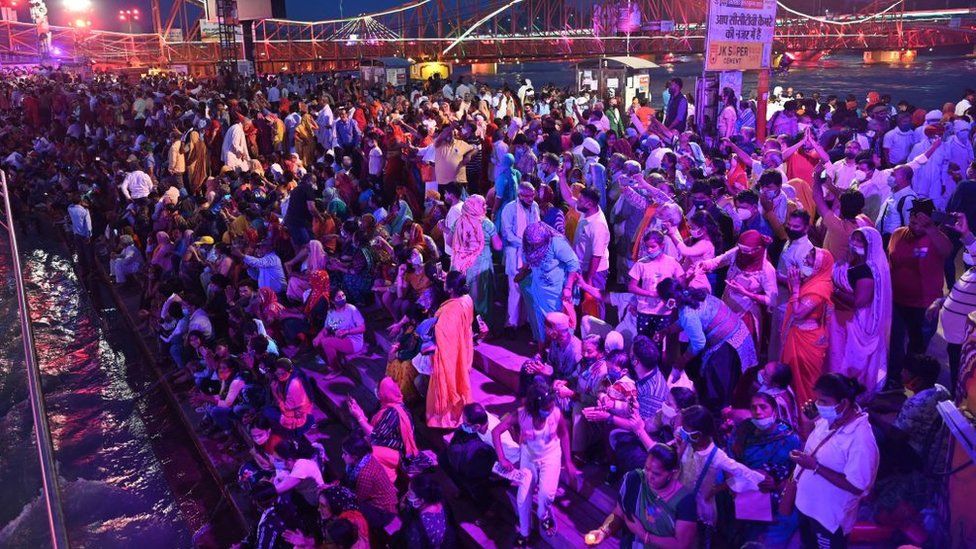 Индуистские преданные собираются на берегу реки Ганг во время продолжающегося религиозного фестиваля Кумбха Мела в Харидваре 11 апреля 2021 года.