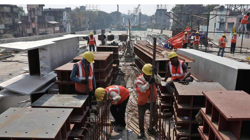 Рабочие на строительной площадке эстакады в Калькутте