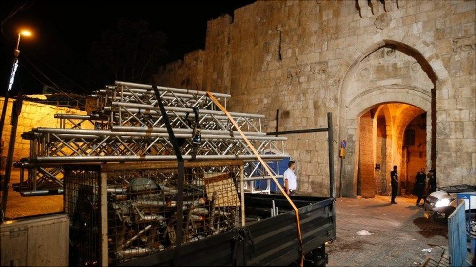 Lorry removes scaffolding from outside Jerusalem holy site (27/07/17)
