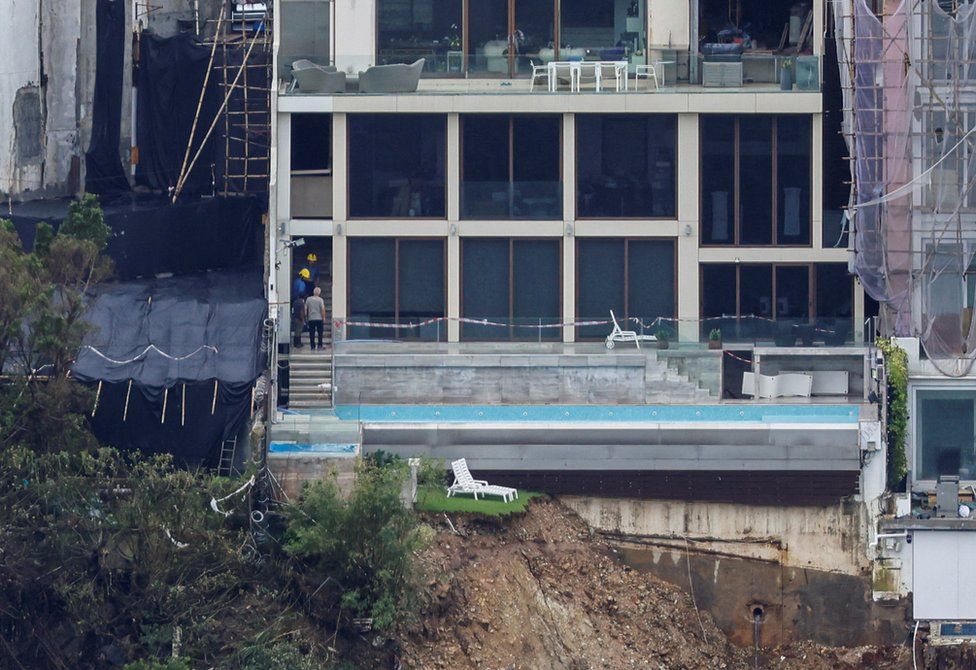 На снимке показаны последствия оползня под роскошными домами на элитном полуострове Редхилл в Тай Таме после сильного дождя несколько дней назад в Гонконге, Китай,