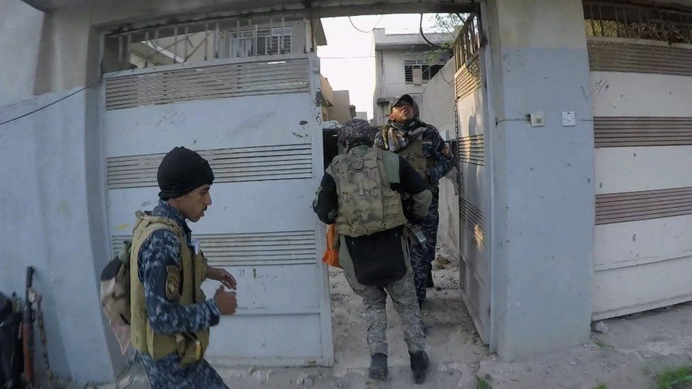 Iraqi troops search buildings in Mosul
