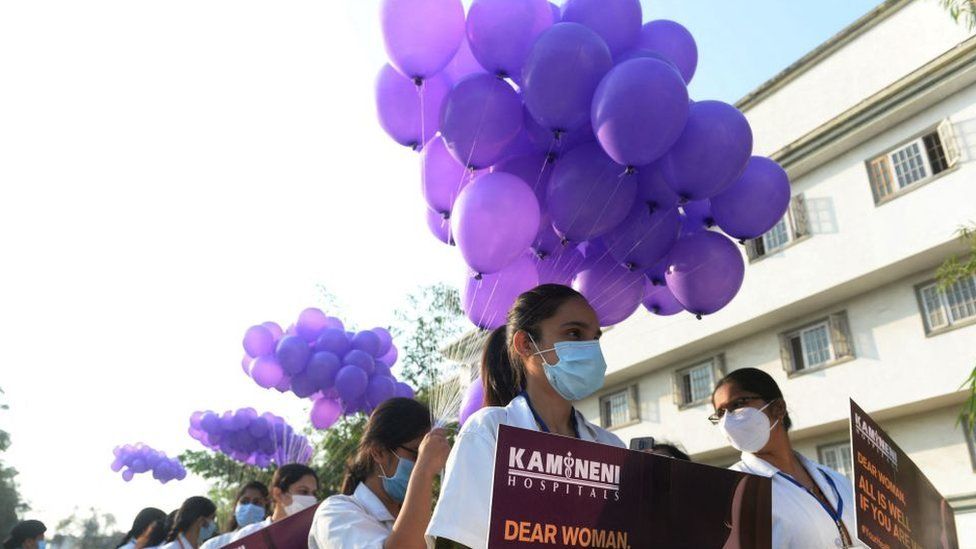 В Хайдарабаде, Индия, студенты-медики из больниц Каминени приняли участие в митинге, направленном на повышение осведомленности о женском здоровье