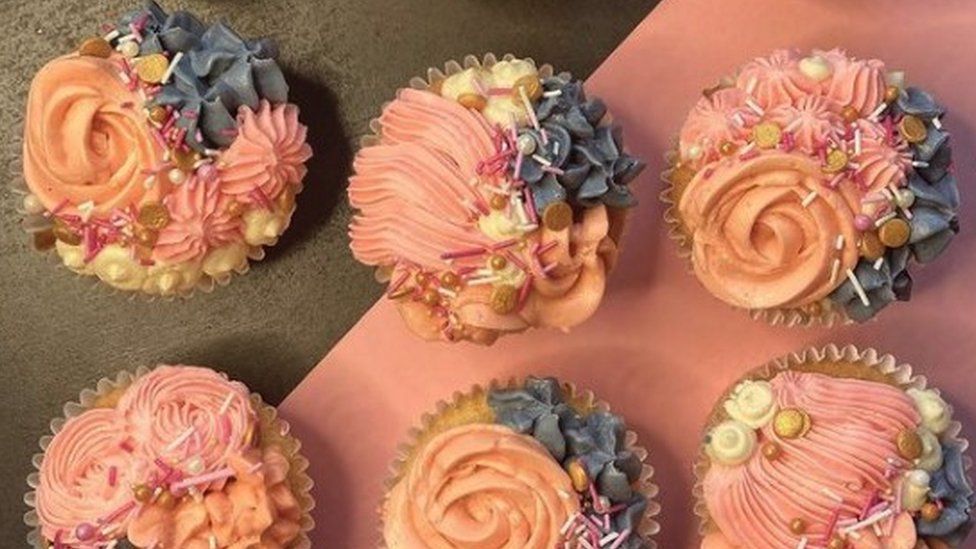 Une vue d'en haut de six cupcakes soigneusement décorés