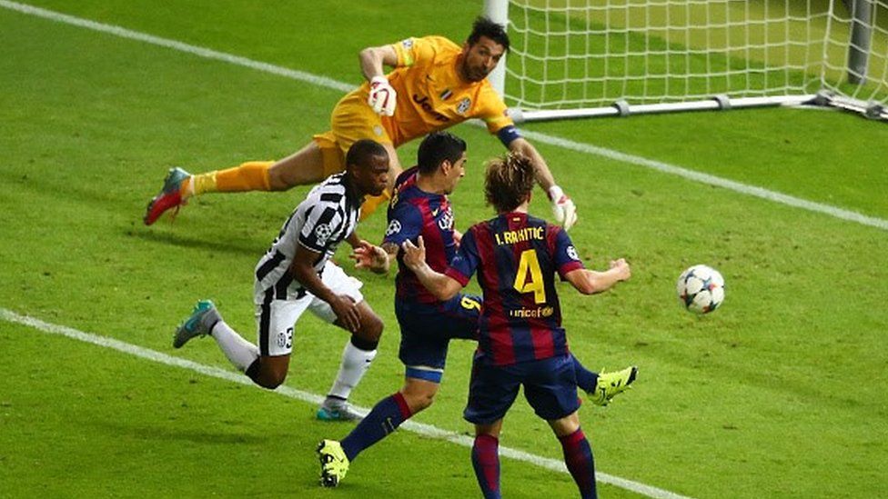 Luis Saurez scores for Barcelona in the 2015 Champions League final
