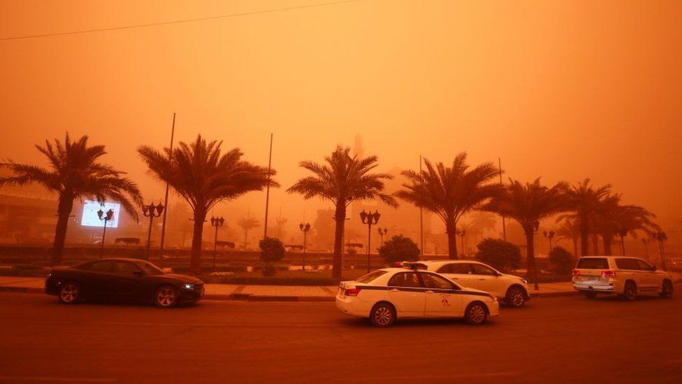 Транспортные средства едут по дороге во время сильной пыльной бури в столице Ирака Багдаде