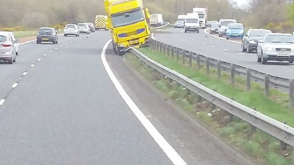 M1 Lorry Crash: Lorry Removed From Central Reservation - BBC News