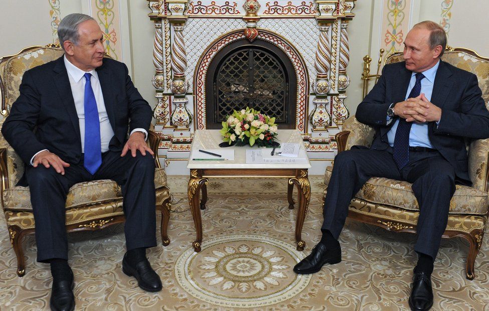 Russian President Vladimir Putin (r) meets Israeli Prime Minister Benjamin Netanyahu outside Moscow on 21 September
