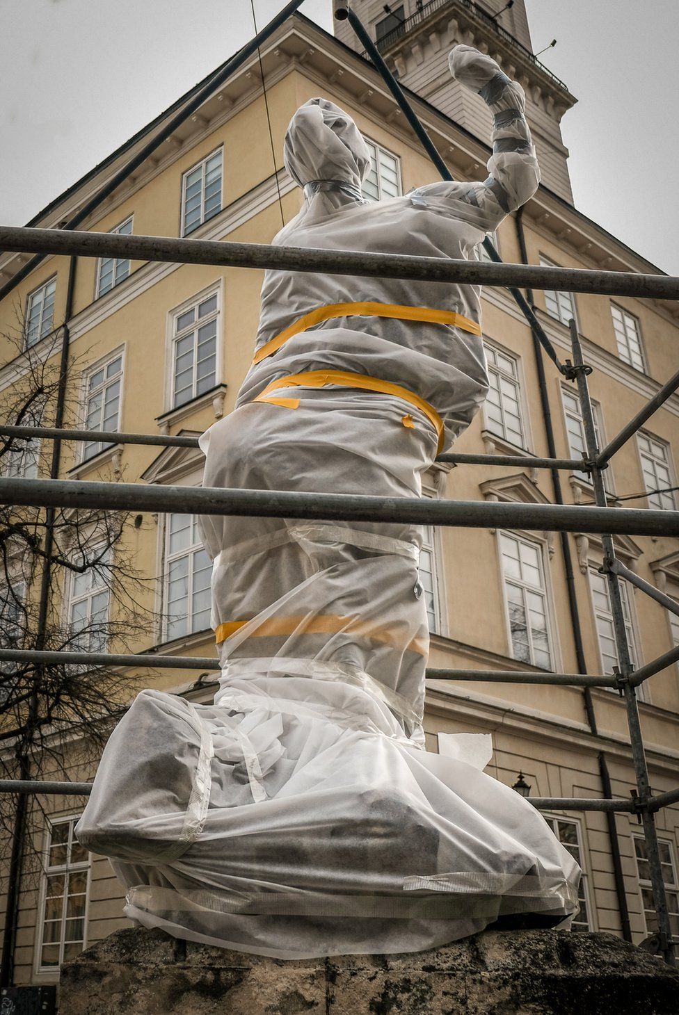 Έλληνες θεοί και θεές στα σιντριβάνια στην πλατεία της πόλης Lviv έχουν τυλιχθεί και σκαλωσιές
