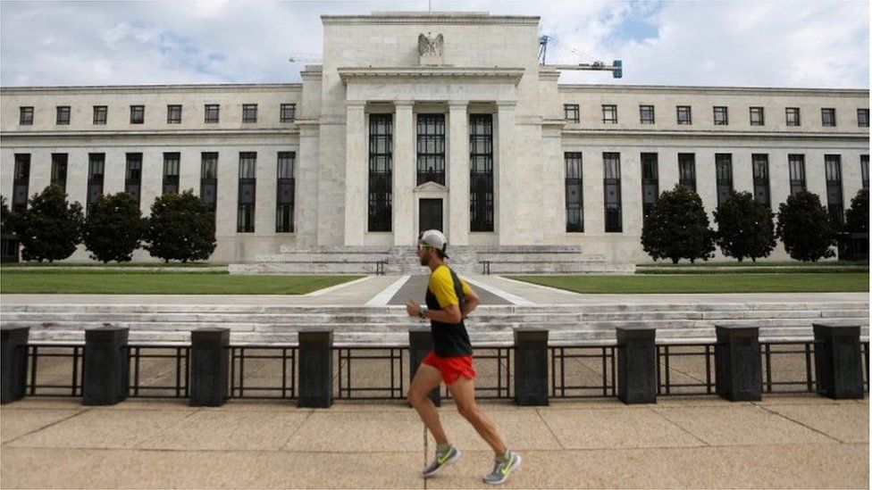 Бегун пробегает мимо здания Федеральной резервной системы в Вашингтоне, округ Колумбия, США, 22 августа 2018 г.