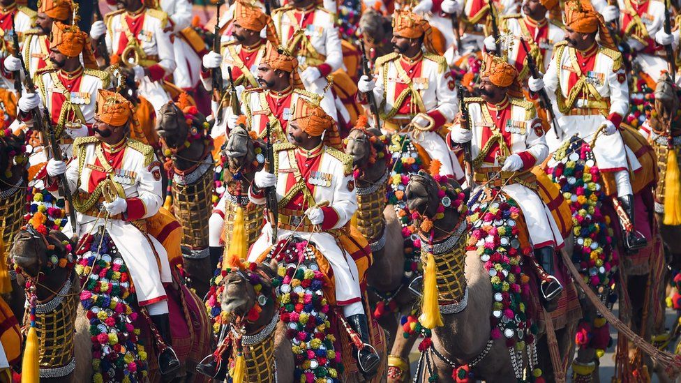 Сотрудники пограничных сил (BSF) едут на верблюдах по Раджпату во время парада в честь Дня Республики в Нью-Дели, 26 января 2020 г.