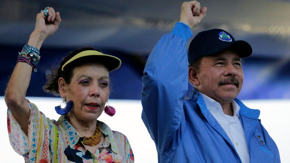 Президент Никарагуа Даниэль Ортега и его жена, вице-президент Росарио Мурильо, поднимают кулаки во время празднования 51-й годовщины Панкасанской партизанской кампании в Манагуа 29 августа 2018 г.